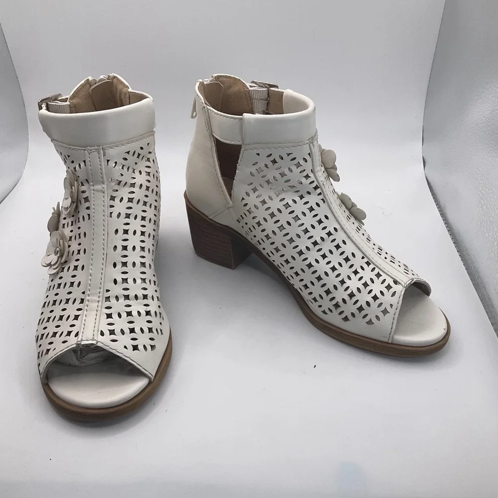 Jellypop Kids  Cream Ankle‎ Boots Cutouts Ankle Buckle  size 1 Easter Peep Toe